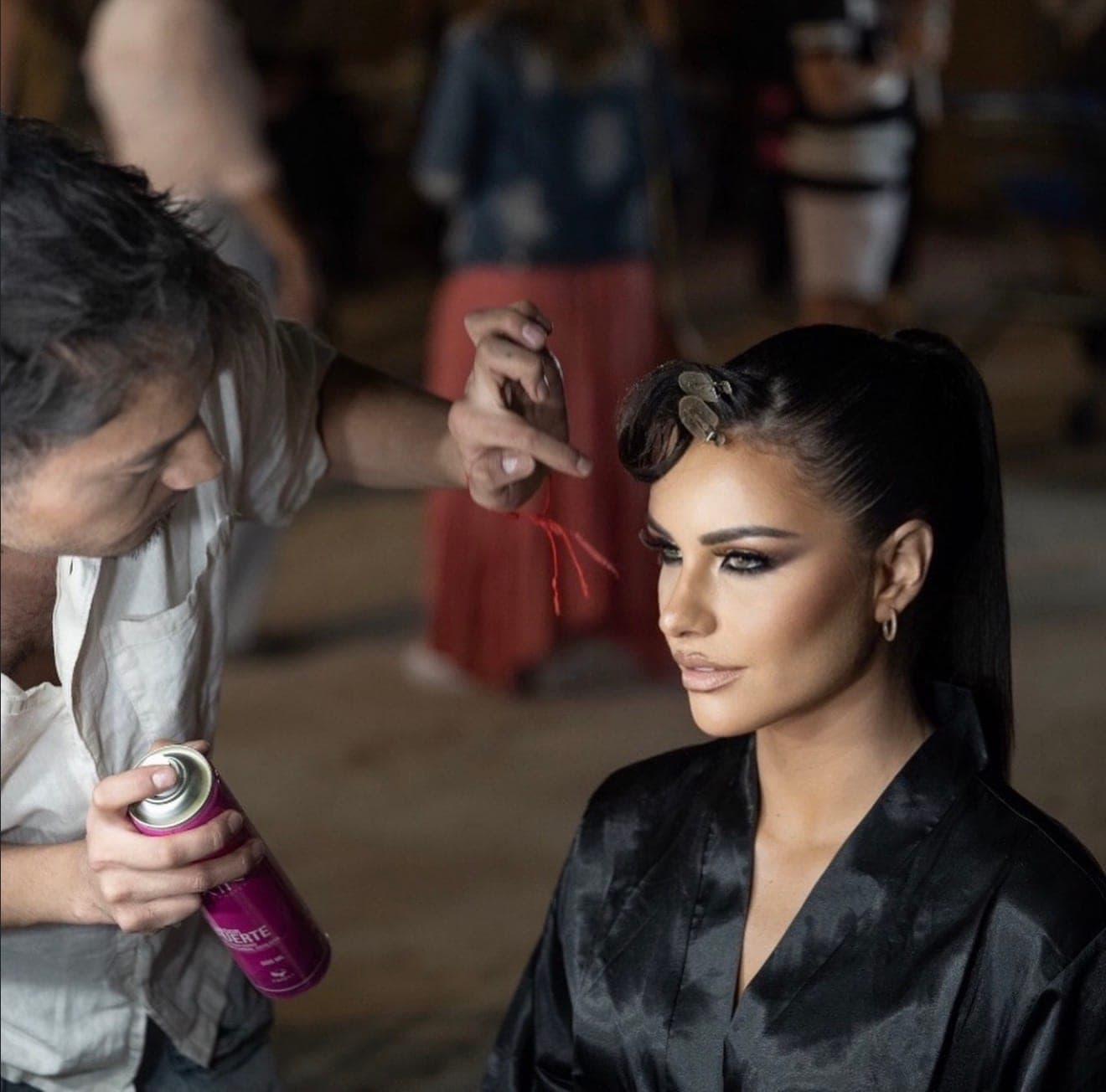 Preparación en backstage de Miss Universe Chile: el equipo trabaja el peinado de una candidata