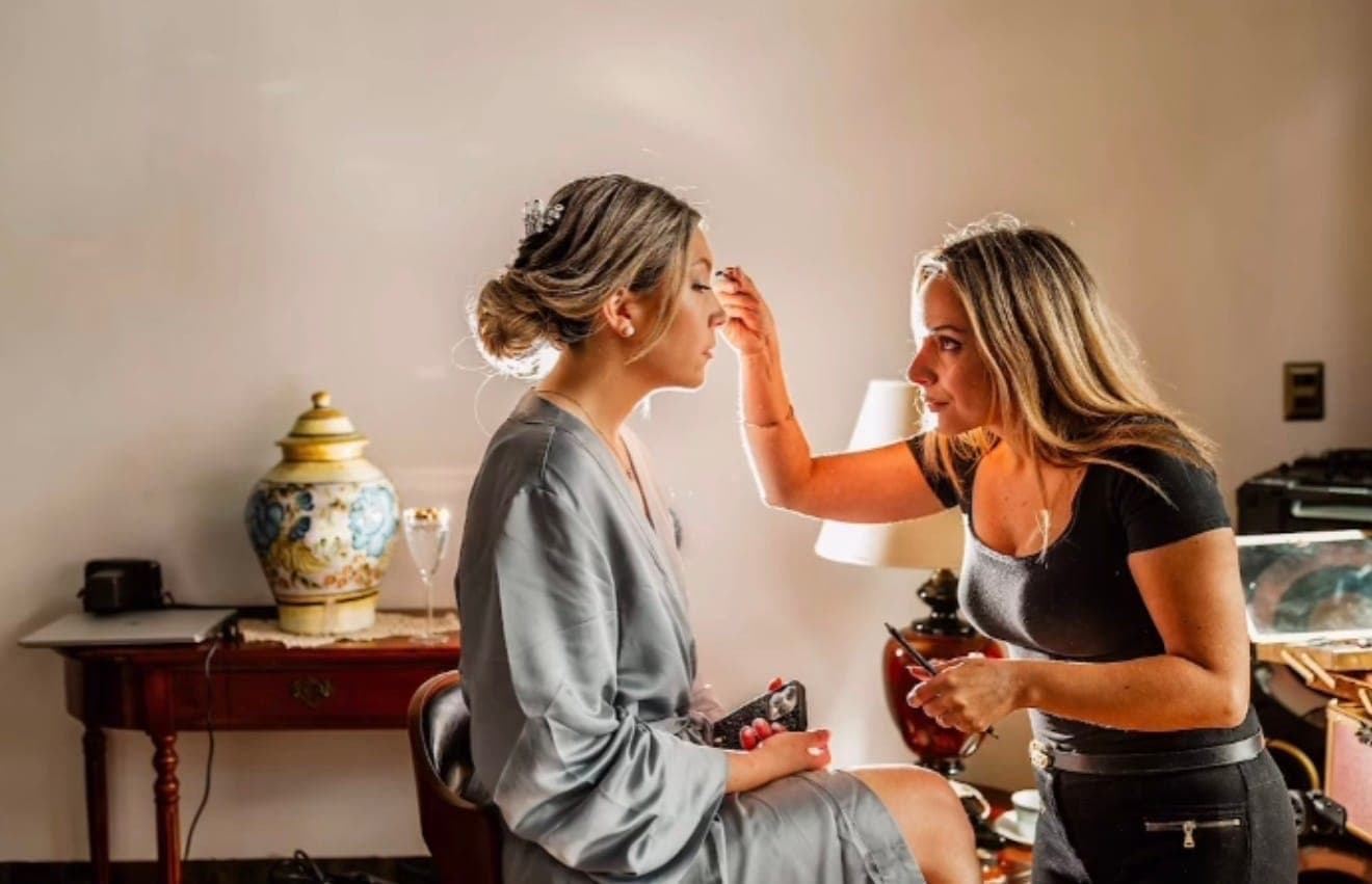 Mónica Peralta dirigiendo el maquillaje de una novia durante la preparación de un matrimonio real